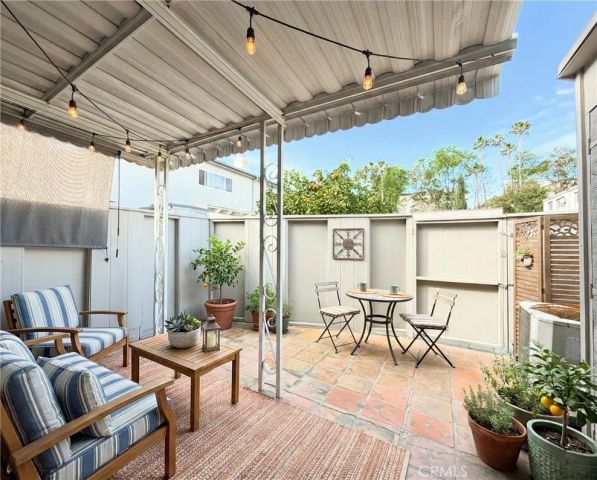 22131 N Oxnard Street A, Woodland Hills, CA 91367