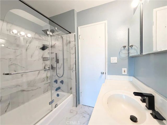 22131 N Oxnard Street A, Woodland Hills, CA 91367