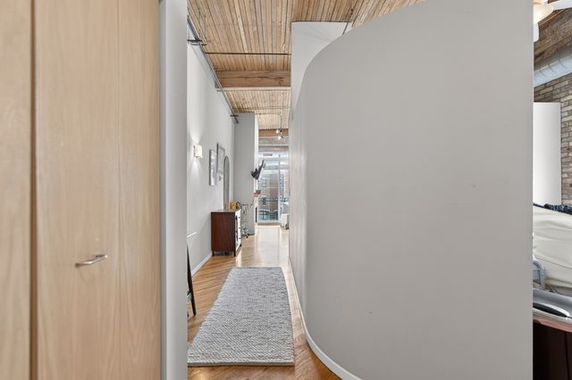 2333 W Saint Paul Avenue 300, Chicago, IL 60647