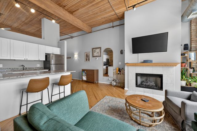 2333 W Saint Paul Avenue 300, Chicago, IL 60647