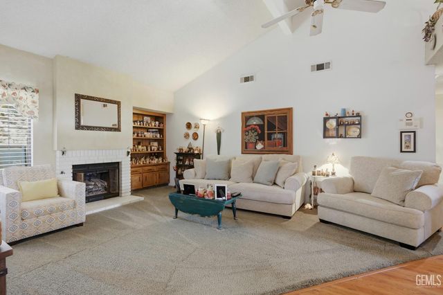 6808 Autumn Ridge Drive, Bakersfield, CA 93306