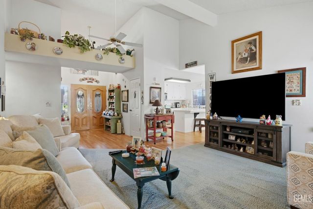 6808 Autumn Ridge Drive, Bakersfield, CA 93306