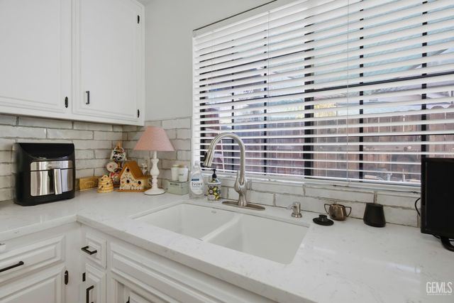 6808 Autumn Ridge Drive, Bakersfield, CA 93306