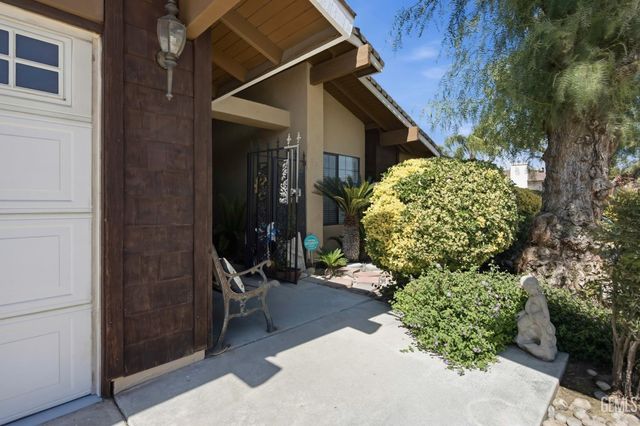 6808 Autumn Ridge Drive, Bakersfield, CA 93306