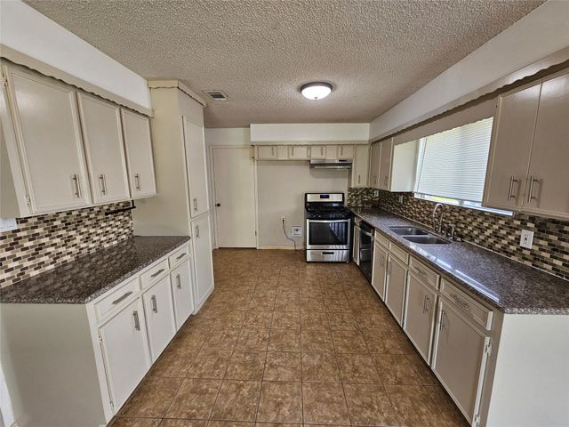 221 Palm Aire Drive, Friendswood, TX 77546