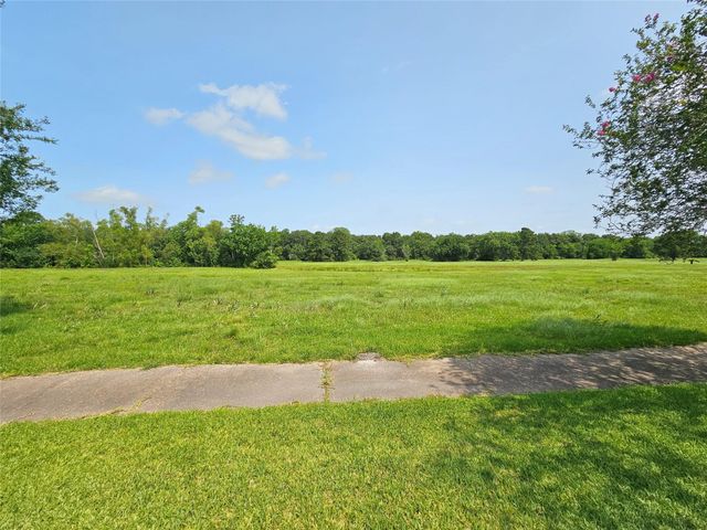 221 Palm Aire Drive, Friendswood, TX 77546