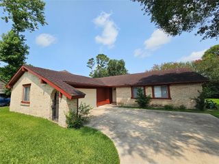 221 Palm Aire Drive, Friendswood, TX 77546