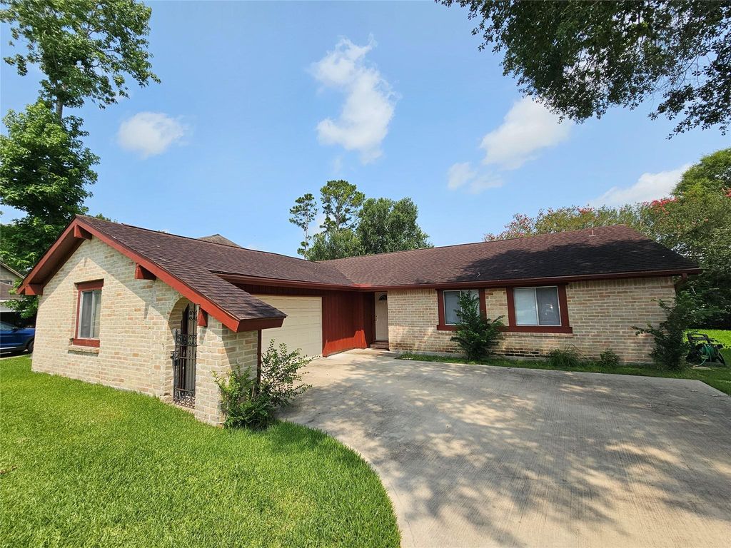 221 Palm Aire Drive, Friendswood, TX 77546