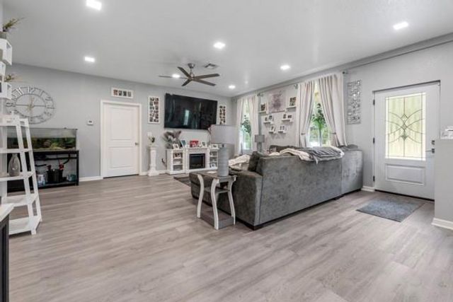 43 O'baya, Bedias, TX 77831