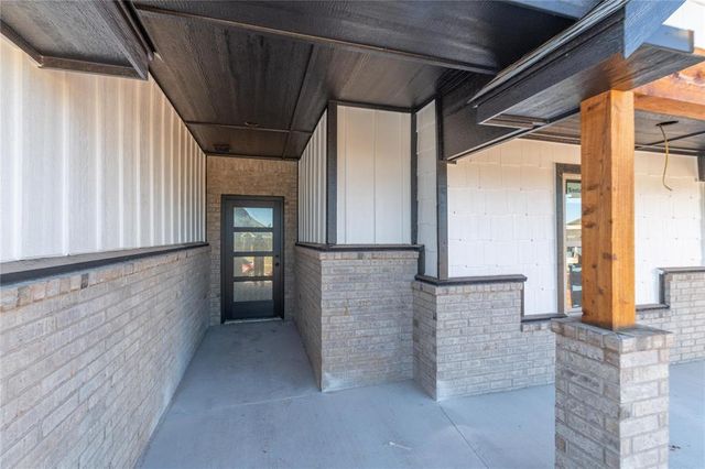 2913 Crossover Court, Moore, OK 73160