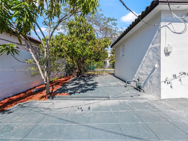 2500 SW 23rd Ter, Miami, FL 33145