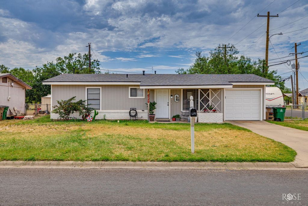 Image 1 of property listing at 629 W 23rd Street, San Angelo, TX 76903