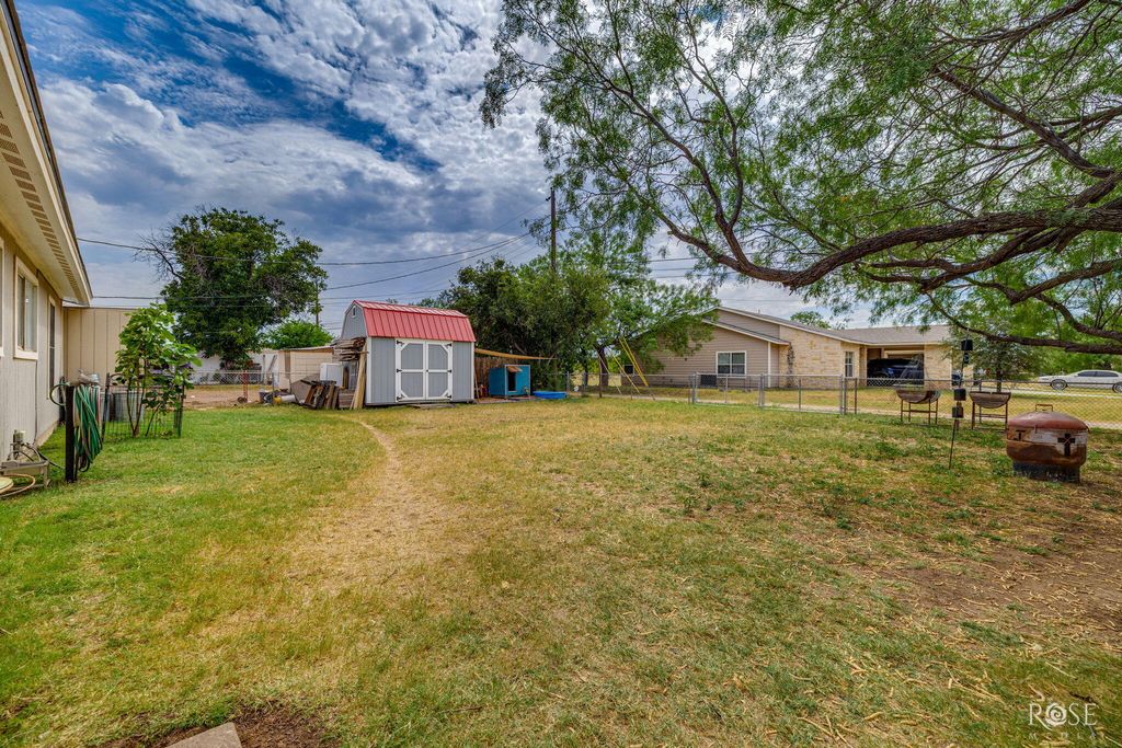 Image 14 of property listing at 629 W 23rd Street, San Angelo, TX 76903