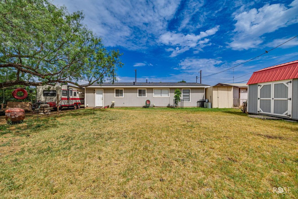 Image 16 of property listing at 629 W 23rd Street, San Angelo, TX 76903