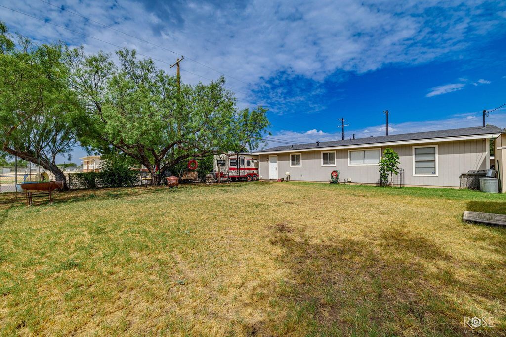 Image 17 of property listing at 629 W 23rd Street, San Angelo, TX 76903