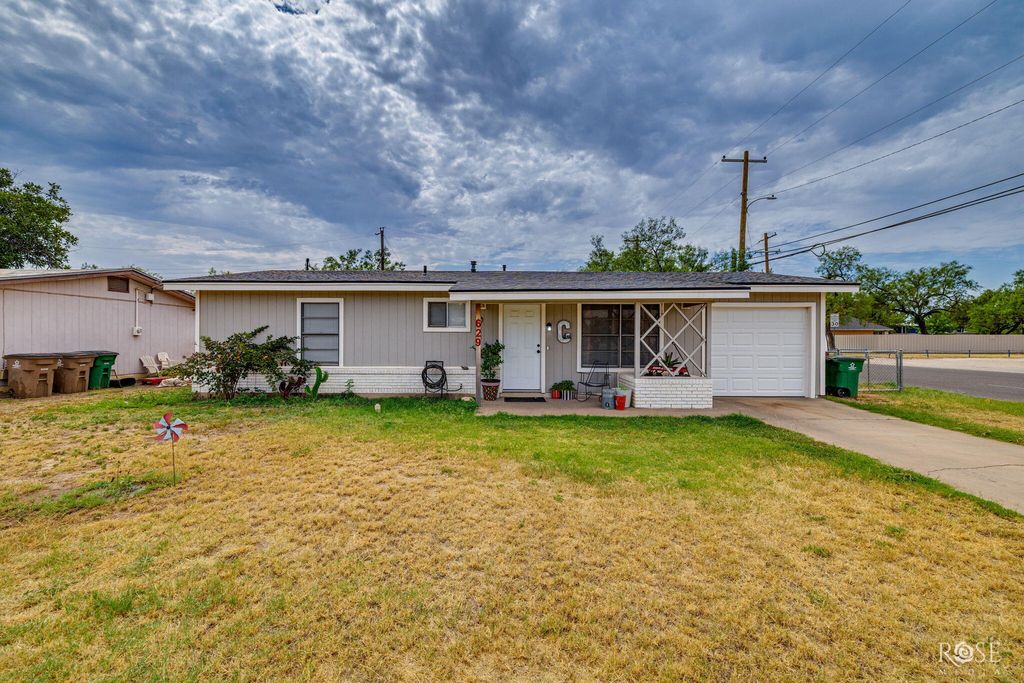 Image 2 of property listing at 629 W 23rd Street, San Angelo, TX 76903
