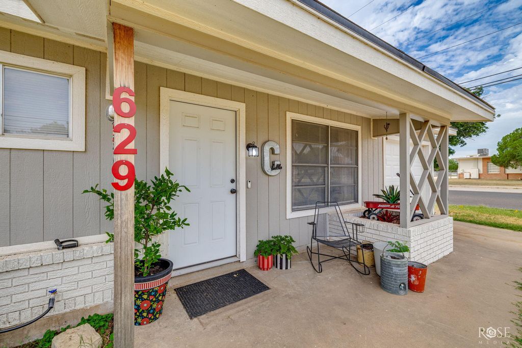Image 3 of property listing at 629 W 23rd Street, San Angelo, TX 76903