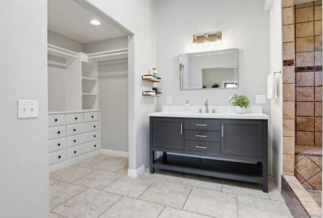 810 Anns Way, Vista, CA 92083