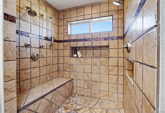 810 Anns Way, Vista, CA 92083