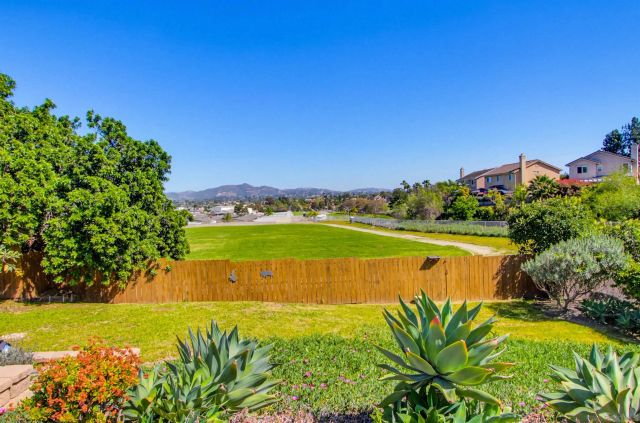 810 Anns Way, Vista, CA 92083