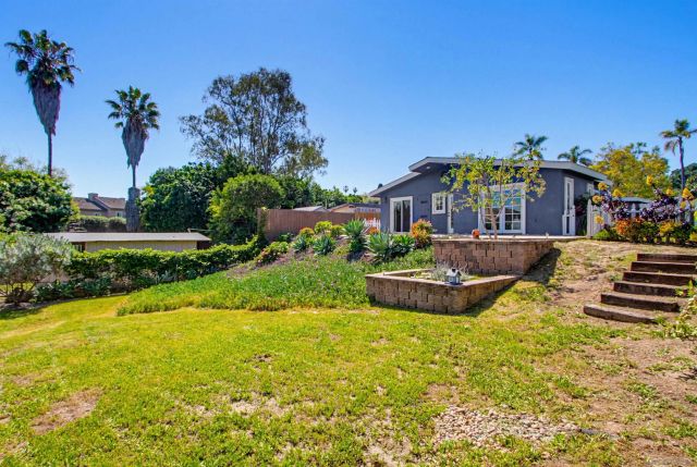 810 Anns Way, Vista, CA 92083