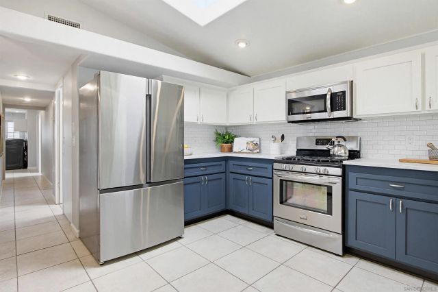 810 Anns Way, Vista, CA 92083