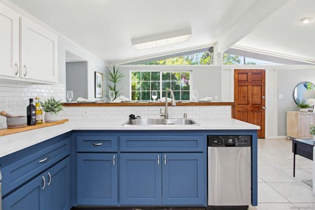 810 Anns Way, Vista, CA 92083