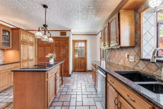 6903 Vivian Avenue, Dallas, TX 75223