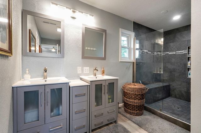 1511 E Groves Drive, Ozark, MO 65721