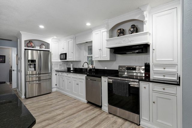 1511 E Groves Drive, Ozark, MO 65721
