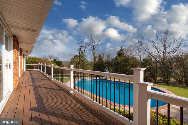 8 LOCHVIEW CT, Lutherville Timonium, MD 21093