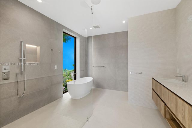 2050 S Hibiscus Dr, North Miami, FL 33181