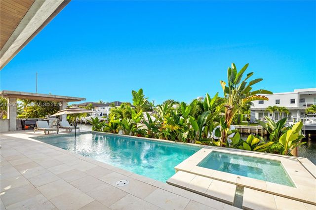 2050 S Hibiscus Dr, North Miami, FL 33181