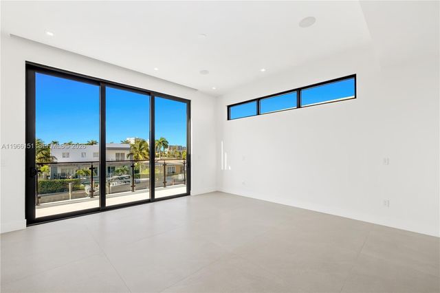 2050 S Hibiscus Dr, North Miami, FL 33181