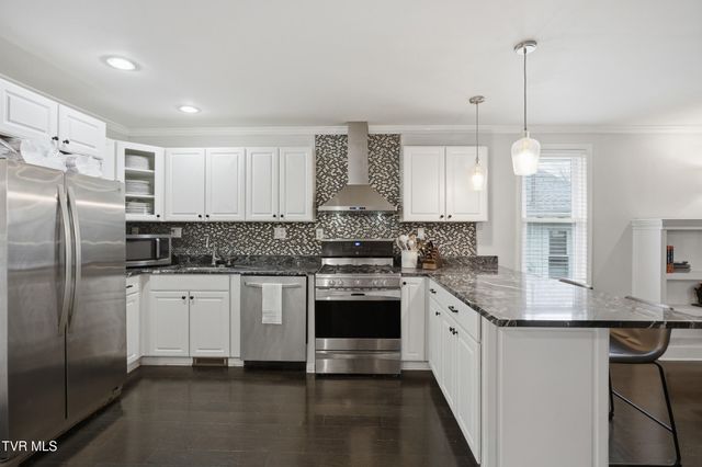 916 East Hillcrest Drive, Johnson City, TN 37604