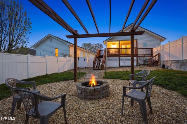 916 East Hillcrest Drive, Johnson City, TN 37604