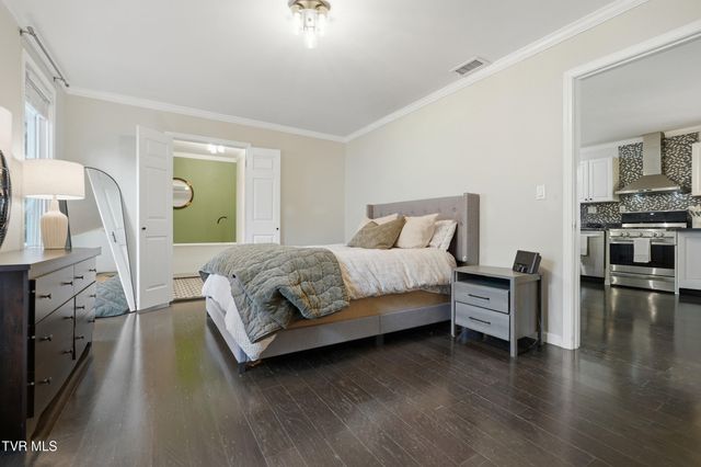 916 East Hillcrest Drive, Johnson City, TN 37604