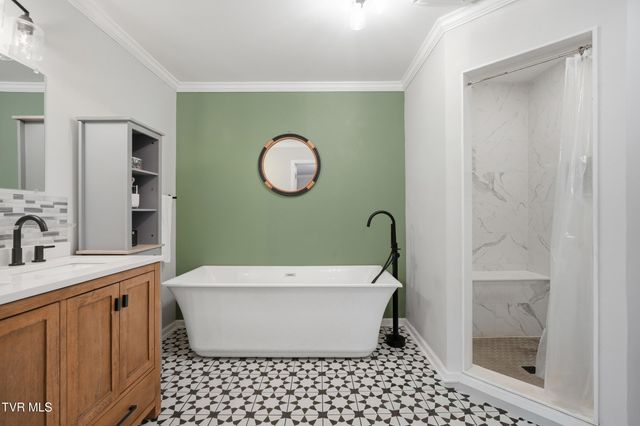 916 East Hillcrest Drive, Johnson City, TN 37604