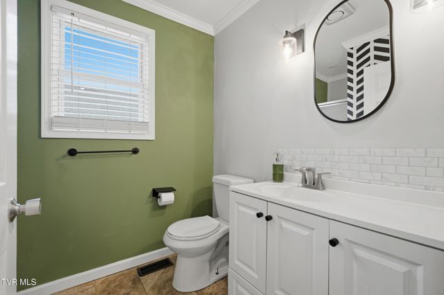 916 East Hillcrest Drive, Johnson City, TN 37604