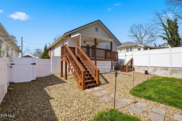 916 East Hillcrest Drive, Johnson City, TN 37604