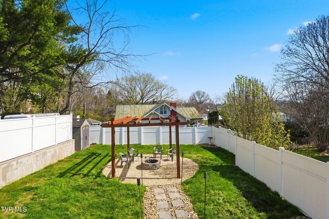 916 East Hillcrest Drive, Johnson City, TN 37604