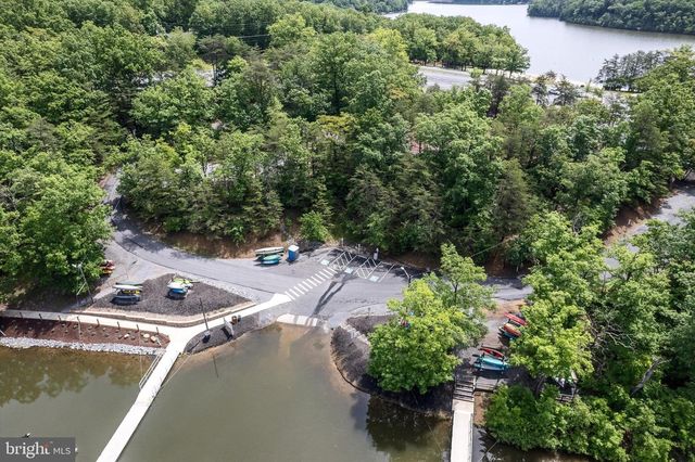 210 WOODS DR, Cross Junction, VA 22625