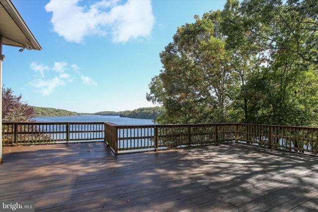 210 WOODS DR, Cross Junction, VA 22625