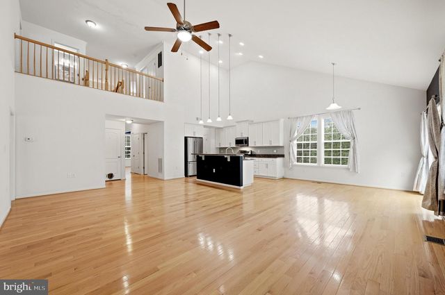 210 WOODS DR, Cross Junction, VA 22625