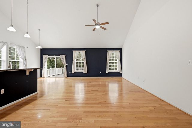 210 WOODS DR, Cross Junction, VA 22625