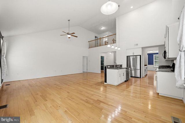 210 WOODS DR, Cross Junction, VA 22625