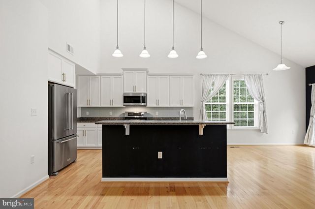 210 WOODS DR, Cross Junction, VA 22625