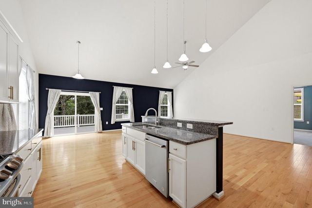 210 WOODS DR, Cross Junction, VA 22625