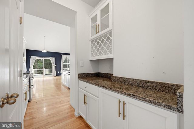 210 WOODS DR, Cross Junction, VA 22625