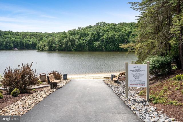 210 WOODS DR, Cross Junction, VA 22625